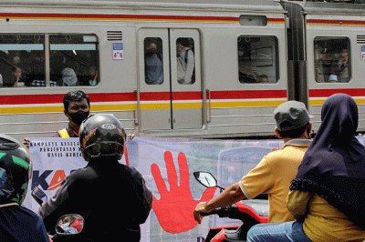 KAI Commuter bersama komunitas Rail Fans RD-One melakukan sosialisasi keselamatan perjalanan Kereta Api di perlintasan JPL No.64 Stasiun Pondok Ranji.