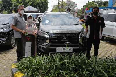 Seremoni serah terima unit New Xpander Cross kepada konsumen di area parkir Lobby Timur - Gandaria City Mall, Jakarta, Sabtu (12/11/2022).
