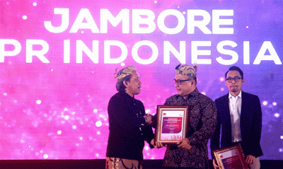 Head of Corporate Communication Bank BTN Dody Agoeng mewakili Direktur Utama Bank BTN Haru Koesmahargyo menerima penghargaan dalam ajang Jambore PR Indonesia.