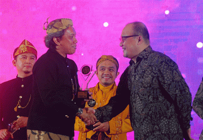 Head of Corporate Communication Bank BTN Dody Agoeng mewakili Direktur Utama Bank BTN Haru Koesmahargyo menerima penghargaan dalam ajang Jambore PR Indonesia.