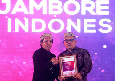 Head of Corporate Communication Bank BTN Dody Agoeng mewakili Direktur Utama Bank BTN Haru Koesmahargyo menerima penghargaan dalam ajang Jambore PR Indonesia.