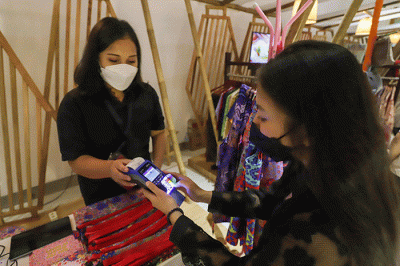 Pengunjung memilih produk UMKM disalah salah stan dalam Festival UMKM #banggalokal saat berlangsungnya Pagelaran Sabang Merauke di Ciputra Artpreneur.