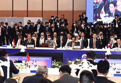 Mengawali agenda di hari keempat kunjungan kerjanya di Kamboja, Presiden Joko Widodo mengikuti KTT ke-25 ASEAN Plus Three (APT) yang digelar di Hotel Sokha.