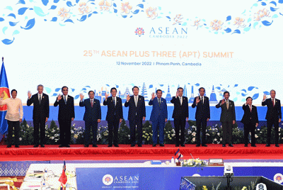 Mengawali agenda di hari keempat kunjungan kerjanya di Kamboja, Presiden Joko Widodo mengikuti KTT ke-25 ASEAN Plus Three (APT) yang digelar di Hotel Sokha.
