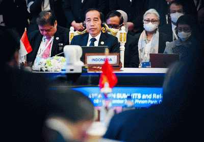 Mengawali agenda di hari keempat kunjungan kerjanya di Kamboja, Presiden Joko Widodo mengikuti KTT ke-25 ASEAN Plus Three (APT) yang digelar di Hotel Sokha.