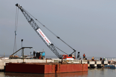 Pekerja mengerjakan proyek pembangunan Dermaga Pelabuhan Muara Angke Jakarta, Sabtu (12/11/2022).