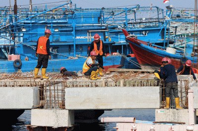Pekerja mengerjakan proyek pembangunan Dermaga Pelabuhan Muara Angke Jakarta, Sabtu (12/11/2022).