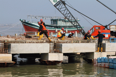 Pekerja mengerjakan proyek pembangunan Dermaga Pelabuhan Muara Angke Jakarta, Sabtu (12/11/2022).