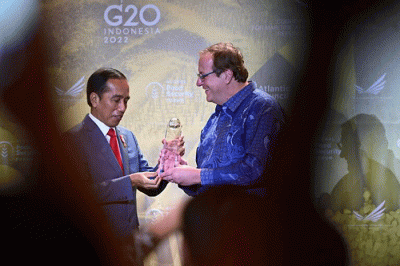 Presiden Joko Widodo menerima penghargaan Global Citizen Award dari Atlantic Council dalam acara Global Food Security Forum.