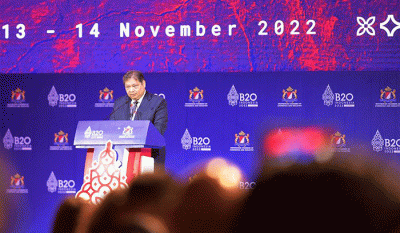 Menteri Koordinator Bidang Perekonomian Airlangga Hartarto dalam acara Business20 (B20) Summit yang diselenggarakan di Bali Nusa Dua Convention Center.