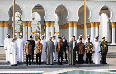 Menteri Pertahanan Prabowo Subianto mendampingi Presiden Jokowi dan Presiden Uni Emirat Arab Mohammed bin Zayed meresmikan Masjid Raya Sheikh Zayed Solo.