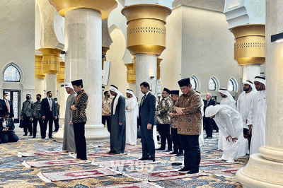 Menteri Pertahanan Prabowo Subianto mendampingi Presiden Jokowi dan Presiden Uni Emirat Arab Mohammed bin Zayed meresmikan Masjid Raya Sheikh Zayed Solo.