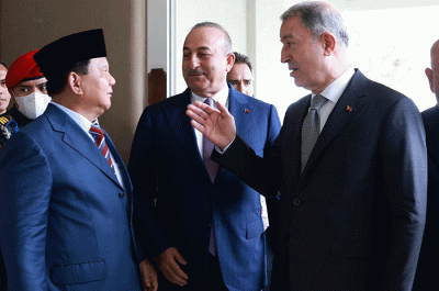 Menteri Pertahanan RI Prabowo Subianto (kiri) bersama Menteri Pertahanan Turki Hulusi Akar menandatangani MoU bidang pertahanan di Bali, Senin (14/11/2022).