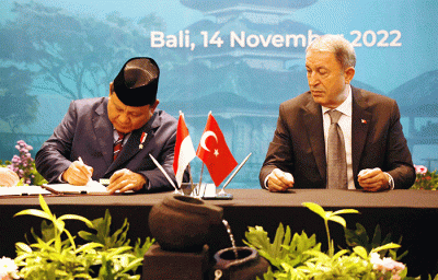 Menteri Pertahanan RI Prabowo Subianto (kiri) bersama Menteri Pertahanan Turki Hulusi Akar menandatangani MoU bidang pertahanan di Bali, Senin (14/11/2022).