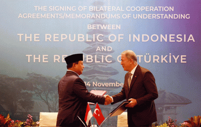 Menteri Pertahanan RI Prabowo Subianto (kiri) bersama Menteri Pertahanan Turki Hulusi Akar menandatangani MoU bidang pertahanan di Bali, Senin (14/11/2022).