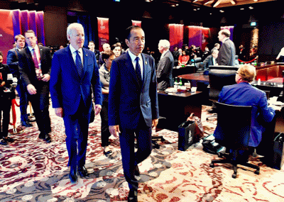 Presiden Joko Widodo (tengah) didampingi Menteri Keuangan Srimulyani (kanan) dan Menteri Luar Negeri Retno Marsudi membuka KTT G20 di Apurva, Bali.