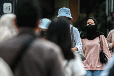 Sejumlah pekerja saat melintas di kawasan Sudirman-Thamrin, Jakarta, Selasa (15/11/2022).