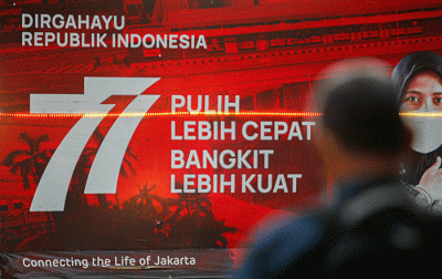 Sejumlah pekerja saat melintas di kawasan Sudirman-Thamrin, Jakarta, Selasa (15/11/2022).