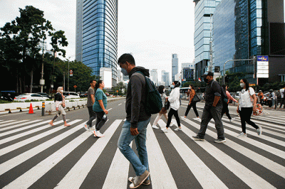 Sejumlah pekerja saat melintas di kawasan Sudirman-Thamrin, Jakarta, Selasa (15/11/2022).