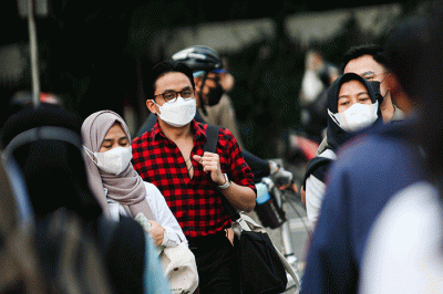 Sejumlah pekerja saat melintas di kawasan Sudirman-Thamrin, Jakarta, Selasa (15/11/2022).