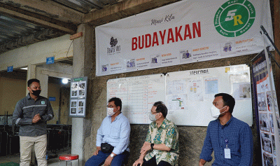 Penyerahan produk meja dan kursi oleh Dewoz Art kepada Pama di Tarikolot Bogor, Selasa (15/11/2022).