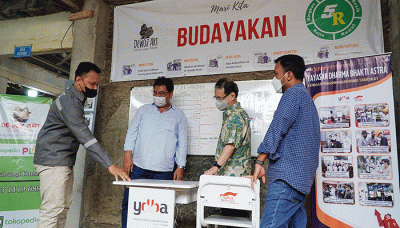 Penyerahan produk meja dan kursi oleh Dewoz Art kepada Pama di Tarikolot Bogor, Selasa (15/11/2022).