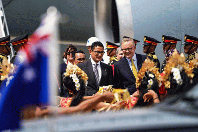 Menparekraf RI Sandiaga Salahuddin Uno menyambut kedatangan Perdana Menteri Australia Anthony Albanese di Bali, Senin (14/11/2022).
