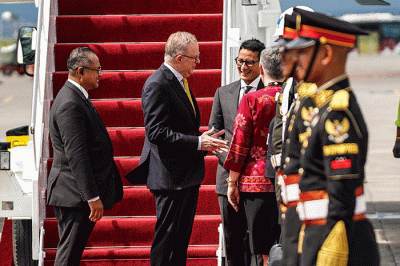 Menparekraf RI Sandiaga Salahuddin Uno menyambut kedatangan Perdana Menteri Australia Anthony Albanese di Bali, Senin (14/11/2022).