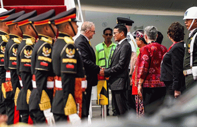 Menparekraf RI Sandiaga Salahuddin Uno menyambut kedatangan Perdana Menteri Australia Anthony Albanese di Bali, Senin (14/11/2022).
