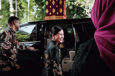 Wamenparekraf Angela Tanoesoedibjo mendampingi Ibu Negara Iriana Jokowi memperkenalkan kebudayaan, tradisi dan ragam produk ekonomi kreatif.