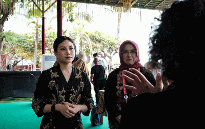 Wamenparekraf Angela Tanoesoedibjo mendampingi Ibu Negara Iriana Jokowi memperkenalkan kebudayaan, tradisi dan ragam produk ekonomi kreatif.