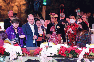 Presiden Joko Widodo beserta Ibu Iriana Joko Widodo menjamu santap malam para pemimpin negara-negara G20, organisasi internasional dan undangan lainnya.