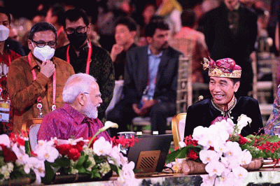 Presiden Joko Widodo beserta Ibu Iriana Joko Widodo menjamu santap malam para pemimpin negara-negara G20, organisasi internasional dan undangan lainnya.