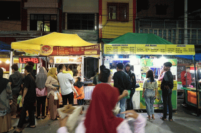 Sejumlah warga tengah membeli jajanan di pusat kuliner jalanan (Streetfood) Cidu, Makassar, Selasa (15/11/2022).
