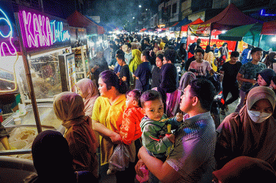 Sejumlah warga tengah membeli jajanan di pusat kuliner jalanan (Streetfood) Cidu, Makassar, Selasa (15/11/2022).