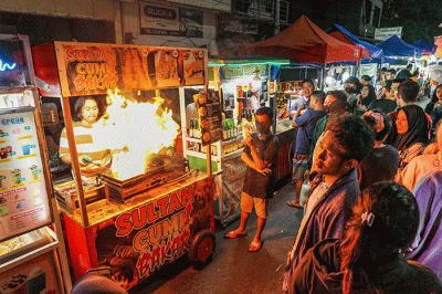 Sejumlah warga tengah membeli jajanan di pusat kuliner jalanan (Streetfood) Cidu, Makassar, Selasa (15/11/2022).