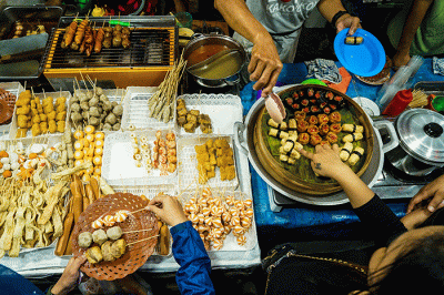 Sejumlah warga tengah membeli jajanan di pusat kuliner jalanan (Streetfood) Cidu, Makassar, Selasa (15/11/2022).