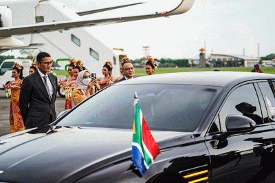 Menparekraf Sandiaga Salahuddin Uno menyambut kedatangan sejumlah pimpinan negara yang datang menghadiri Konferensi Tingkat Tinggi G20 di Bali.