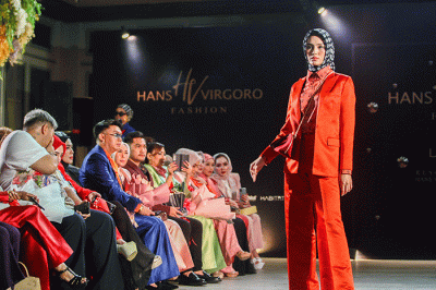 Sejumlah model berjalan di cat walk saat peragaan busana launching HV fashion di Jakarta Selatan, Rabu (16/11/2022).