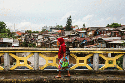 Suasana pemukiman padat penduduk di kawasan bantaran Kali Ciliwung, Jakarta, Kamis (17/11/2022). 