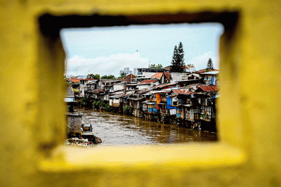 Suasana pemukiman padat penduduk di kawasan bantaran Kali Ciliwung, Jakarta, Kamis (17/11/2022). 