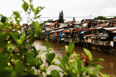 Suasana pemukiman padat penduduk di kawasan bantaran Kali Ciliwung, Jakarta, Kamis (17/11/2022). 