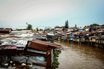 Suasana pemukiman padat penduduk di kawasan bantaran Kali Ciliwung, Jakarta, Kamis (17/11/2022). 