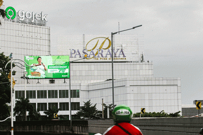 Driver Gojek saat melintas di kawasan Jakarta, Jumat (18/11/2022).