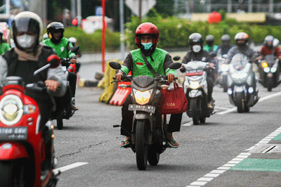 Driver Gojek saat melintas di kawasan Jakarta, Jumat (18/11/2022).