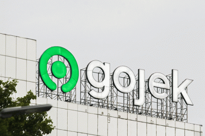 Driver Gojek saat melintas di kawasan Jakarta, Jumat (18/11/2022).