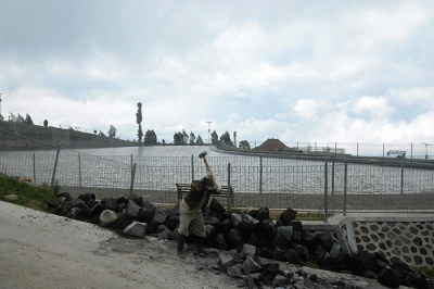 Aktivitas sejumlah pekerja dalam mengerjakan sarana infrastruktur di kawasan Embung Bansari, Desa Bansari, Kecamatan Bansari, Kabupaten Temanggung.