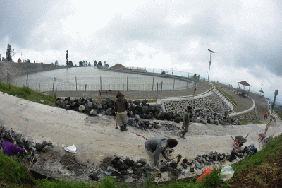 Aktivitas sejumlah pekerja dalam mengerjakan sarana infrastruktur di kawasan Embung Bansari, Desa Bansari, Kecamatan Bansari, Kabupaten Temanggung.