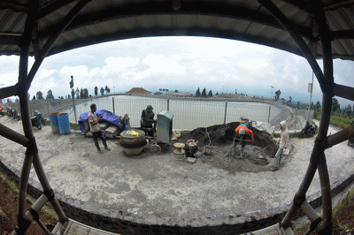 Aktivitas sejumlah pekerja dalam mengerjakan sarana infrastruktur di kawasan Embung Bansari, Desa Bansari, Kecamatan Bansari, Kabupaten Temanggung.