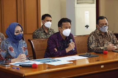Menteri Kesehatan Budi Gunadi Sadikin memberikan keterangan pers terkait dengan Indonesia Memanggil Dokter Spesialis WNI Lulusan Luar Negeri.